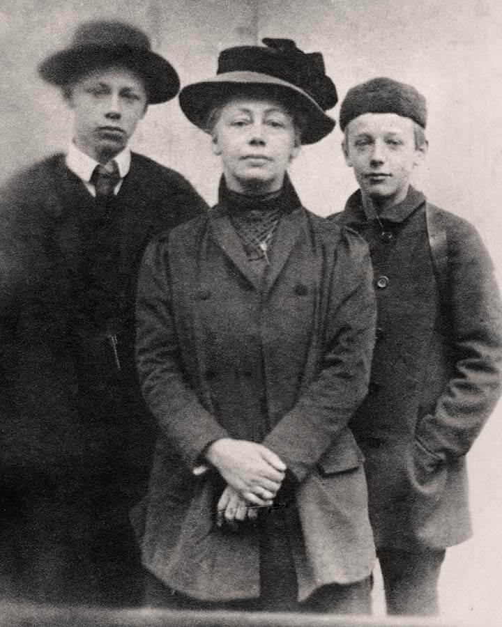 Käthe and sons, 1909